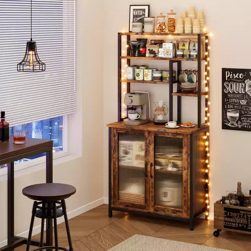 Scaffale da Panettiere con Armadietto, Supporto per Microonde a 5 Livelli, Scaffale da Panettiere Verticale con Anta, Caffetteria Alta, Mobile Bar Marrone con Ganci, per Cucina