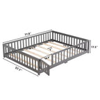Letto a Pavimento Full Size con Porta, Struttura in Legno Massello con Recinzione, Adatto per Bambini, Legno di Pino, Grigio