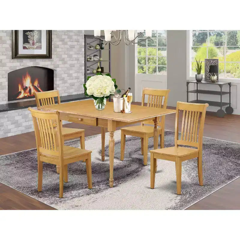 Tavolo da pranzo con piano in legno massello finitura anticata Jacobean a 5 pezzi con 4 sedie Parson