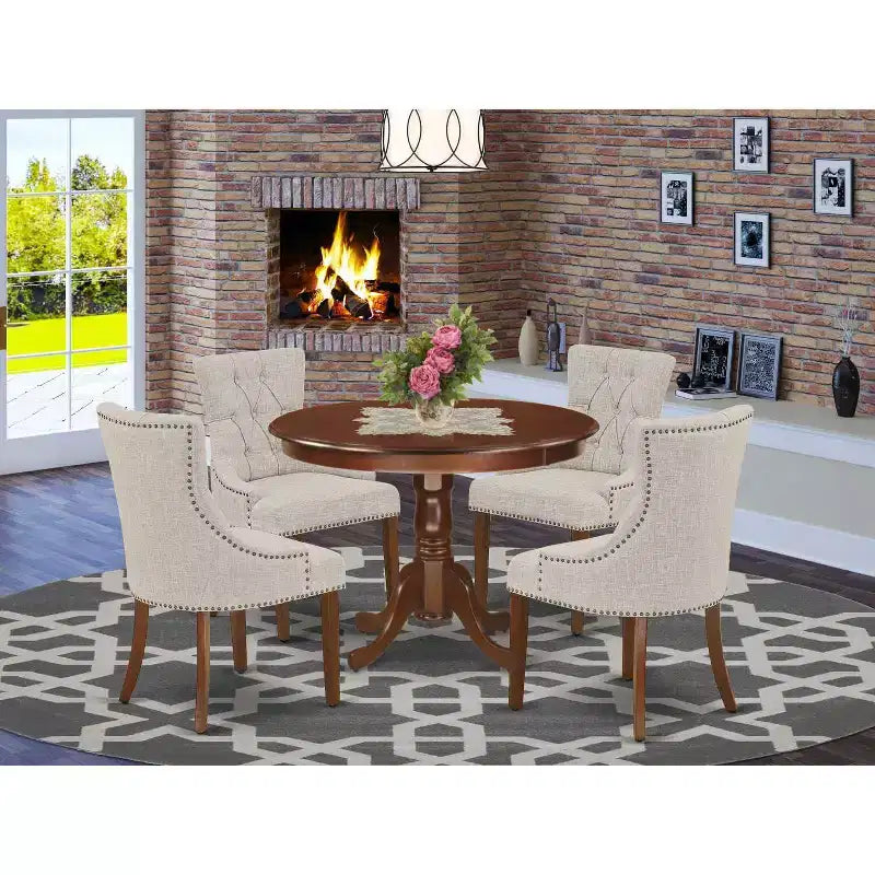 Tavolo da pranzo rotondo con piano in legno massello finitura mogano a 5 pezzi con 4 sedie Parson